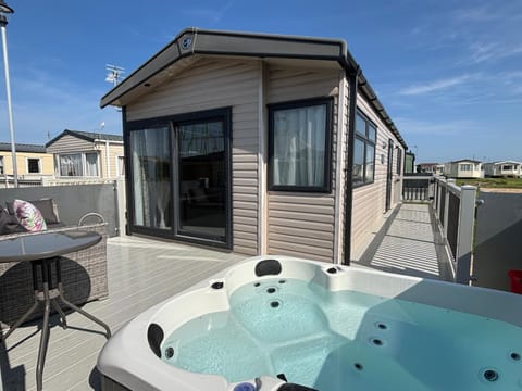 Property building, Hot Tub