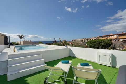 Property building, Balcony/Terrace, Living room, Swimming pool