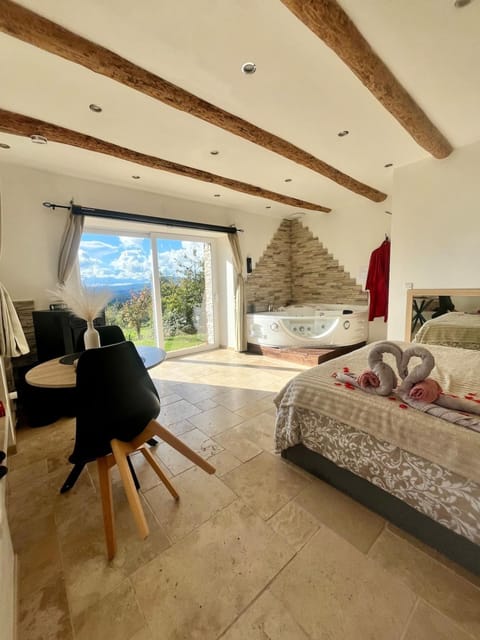 Suite de charme et son jacuzzi en pleine nature House in Auvergne-Rhône-Alpes