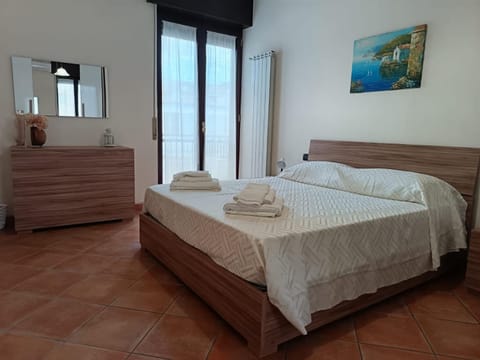 Photo of the whole room, Bedroom, towels