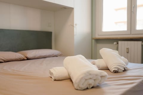 Bed, Bedroom, towels