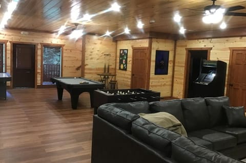 Risen Retreat - Private Indoor Pool, Large Game Room, Media Space + Outdoor Hot Tub House in Sevierville