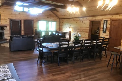 Risen Retreat - Private Indoor Pool, Large Game Room, Media Space + Outdoor Hot Tub House in Sevierville