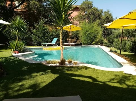 Chambre avec entrée indépendante-Jardin privé- 200m des plages Bed and Breakfast in Mandelieu-La Napoule