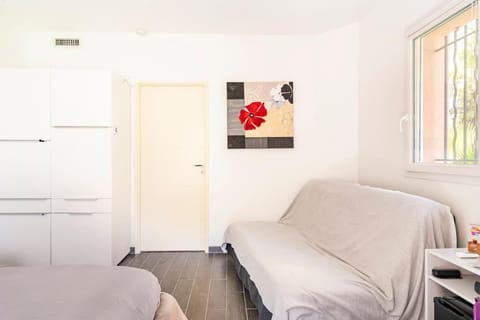 Chambre avec entrée indépendante-Jardin privé- 200m des plages Bed and Breakfast in Mandelieu-La Napoule