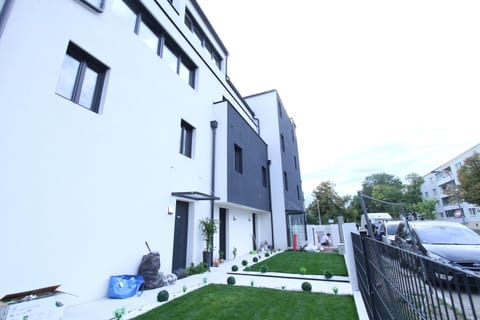 Property building, Garden, Balcony/Terrace, Street view, Location
