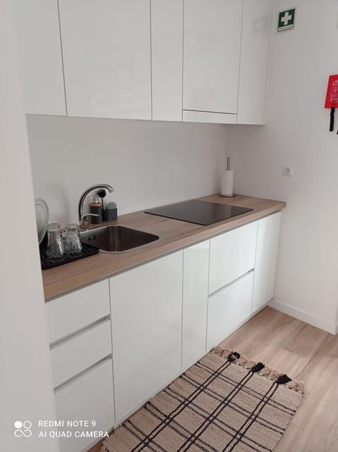 Coffee/tea facilities, Kitchen or kitchenette, stove