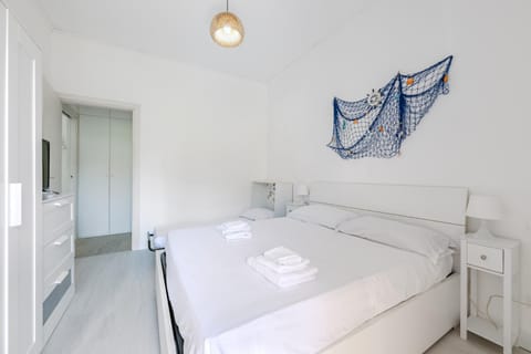 Bed, Bedroom, towels, wardrobe