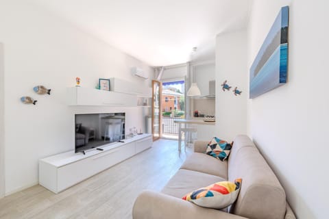 TV and multimedia, Living room, Evening entertainment