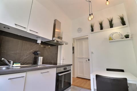 P&R - 2 room comfort, Plainpalais Apartment in Geneva