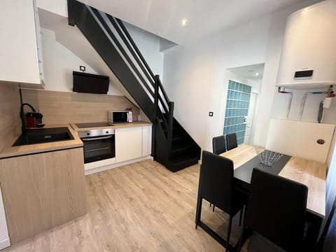 Coffee/tea facilities, Dining area, heating, microwave, oven, stove, kitchen, air conditioner