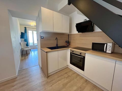 Coffee/tea facilities, Dining area, heating, microwave, oven, stove, kitchen, air conditioner