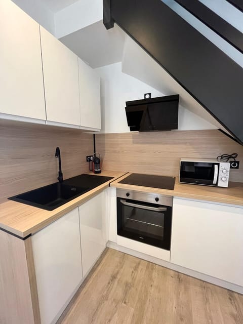 Coffee/tea facilities, Dining area, heating, microwave, oven, stove, kitchen, air conditioner