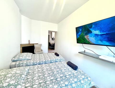Bed, TV and multimedia, Living room