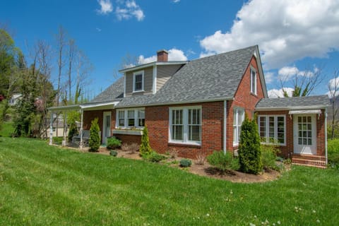 Walk to Downtown West Jefferson! Farmers Market, Breweries & MORE House in West Jefferson