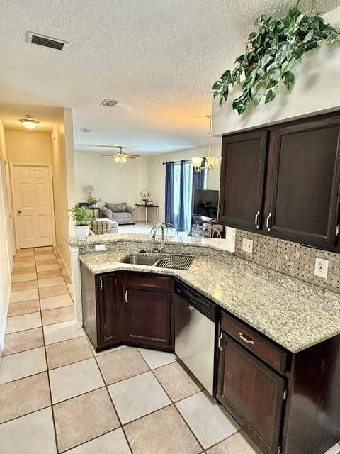 Spacious House with Pool and Hot Tub near Tampa House in Brandon