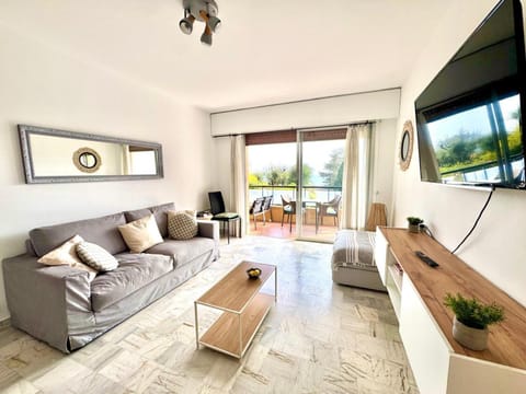 Day, Living room, Seating area