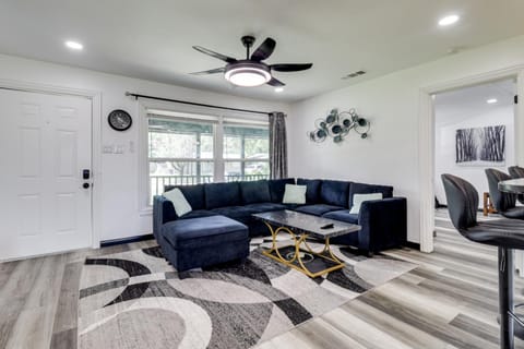 1 Mi to ATandT Stadium Cozy Family Home with Yard! House in Arlington