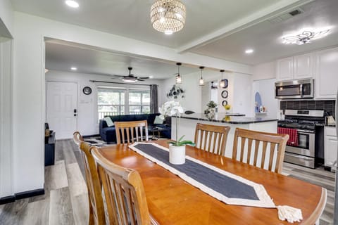 1 Mi to ATandT Stadium Cozy Family Home with Yard! House in Arlington