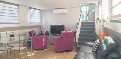 Séjour confortable sur péniche luxueuse Docked boat in Hauts-de-France