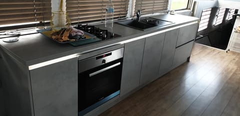 Séjour confortable sur péniche luxueuse Docked boat in Hauts-de-France