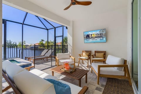 Dive into Fun & Relaxation at Waterfront Paradise - Sunset Haven House in Cape Coral