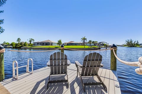 Dive into Fun & Relaxation at Waterfront Paradise - Sunset Haven House in Cape Coral