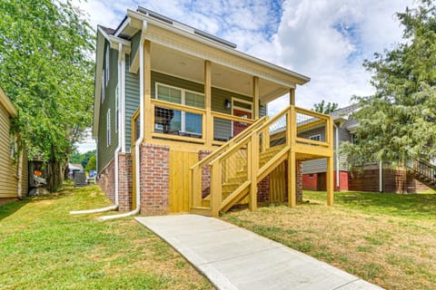 2 Mi to UT Modern Retreat with Covered Porch House in Knoxville