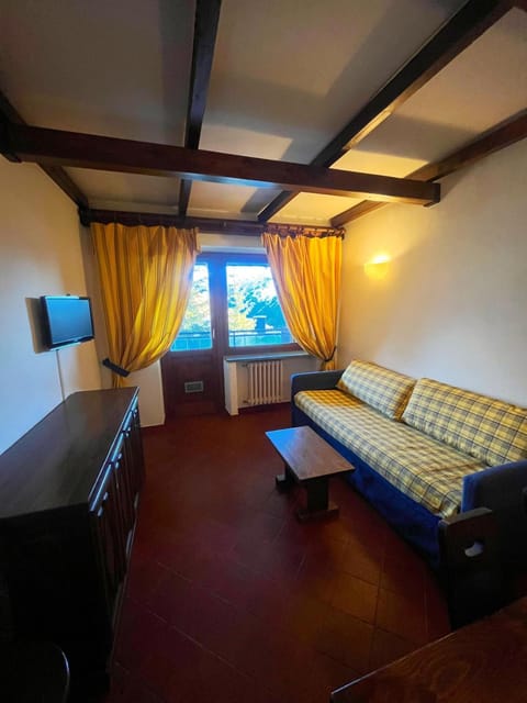 Bed, TV and multimedia, Photo of the whole room, Seating area, Evening entertainment