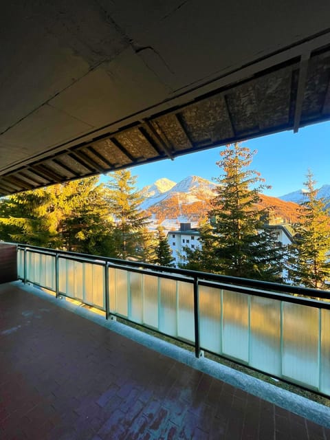 Property building, Balcony/Terrace, Landmark view, Mountain view