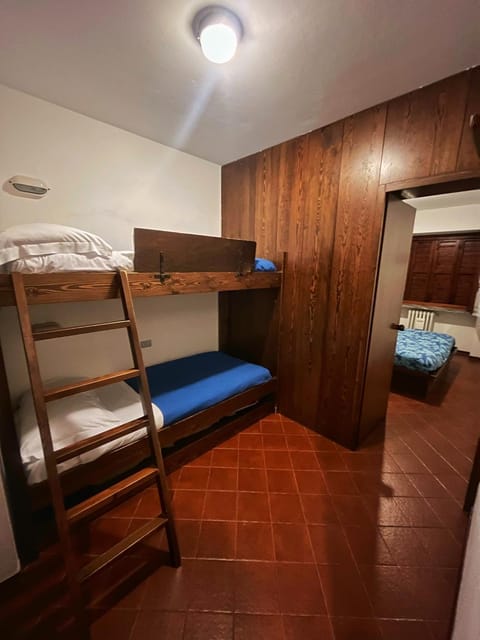 Bed, Photo of the whole room, Bedroom, bunk bed, towels