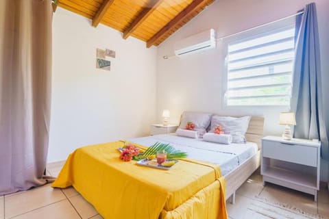 Bed, Photo of the whole room, air conditioner