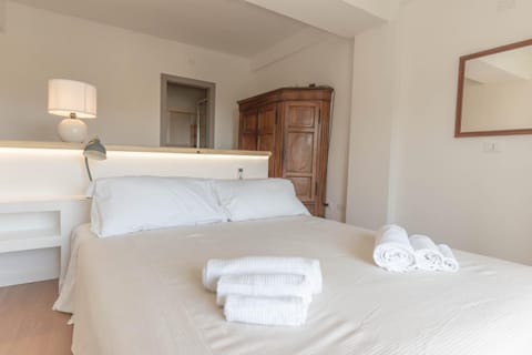 Bed, Photo of the whole room, wardrobe