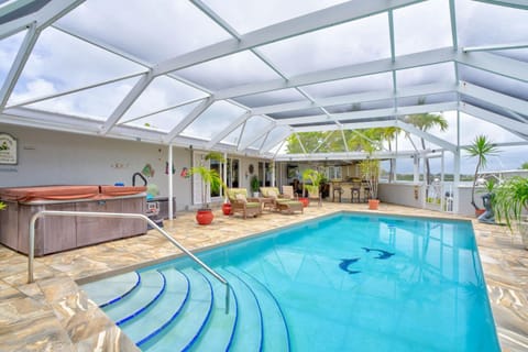 Sombrero Shores - Waterfront Oasis w Pool, 63 Dock House in Marathon