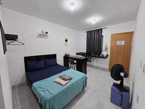 Bed, TV and multimedia, Living room, Photo of the whole room, Seating area, Bedroom, towels