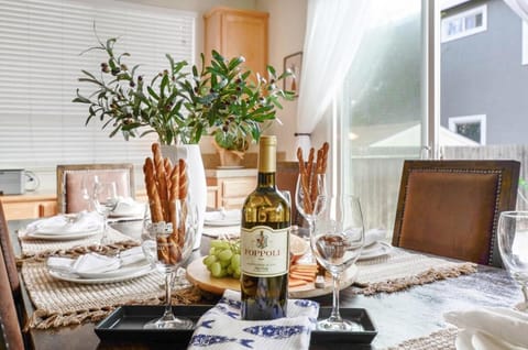 Seating area, Dining area, air conditioner