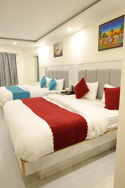 Property building, Restaurant/places to eat, Bed, Living room, Photo of the whole room, Seating area, Bedroom, Breakfast