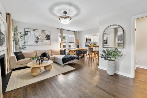 Relax & Play - 4BR Home with Game Room for Family & Outdoor Area House in Joliet