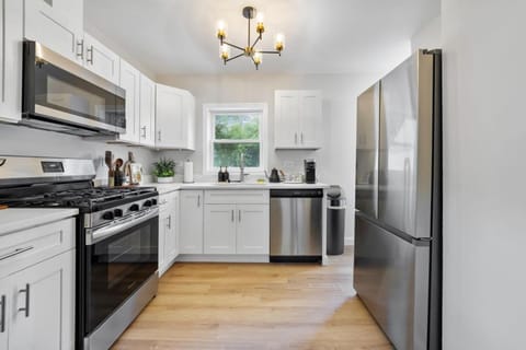 Relax & Play - 4BR Home with Game Room for Family & Outdoor Area House in Joliet