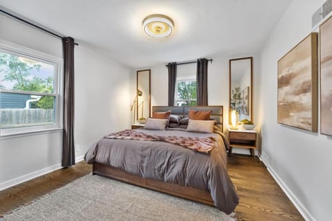 Relax & Play - 4BR Home with Game Room for Family & Outdoor Area House in Joliet