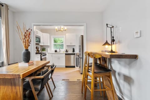 Relax & Play - 4BR Home with Game Room for Family & Outdoor Area House in Joliet