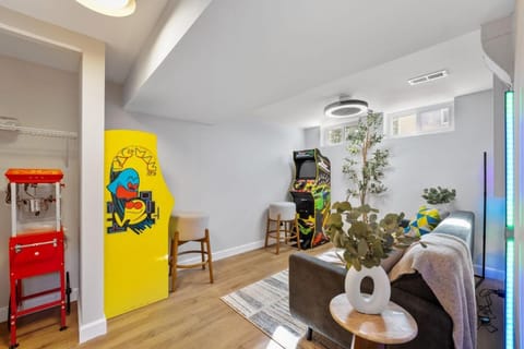 Relax & Play - 4BR Home with Game Room for Family & Outdoor Area House in Joliet