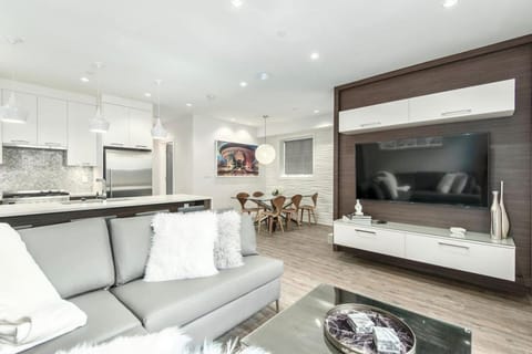 TV and multimedia, Kitchen or kitchenette, Living room, Seating area, stove