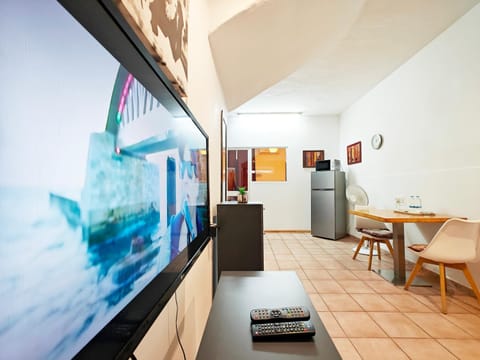 TV and multimedia, Living room, Seating area, Dining area