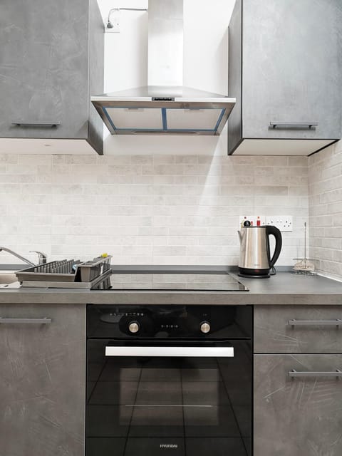 Coffee/tea facilities, Kitchen or kitchenette, oven, stove