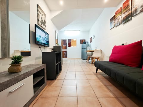 Property building, TV and multimedia, Living room, Decorative detail, Seating area, Evening entertainment