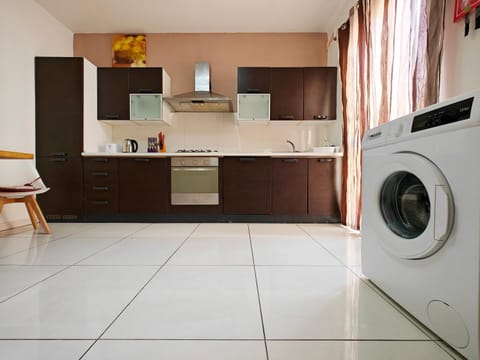 Coffee/tea facilities, Kitchen or kitchenette, oven, stove, toaster, washing machine