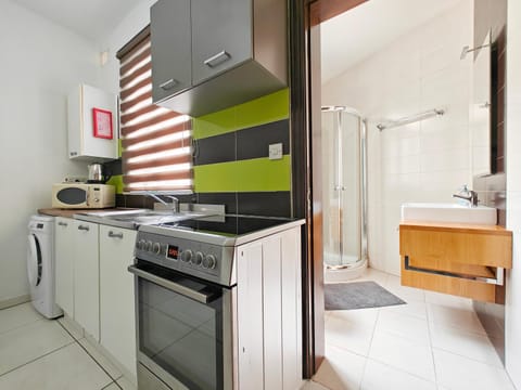 Shower, Bathroom, Coffee/tea facilities, Kitchen or kitchenette, microwave, oven, stove, washing machine