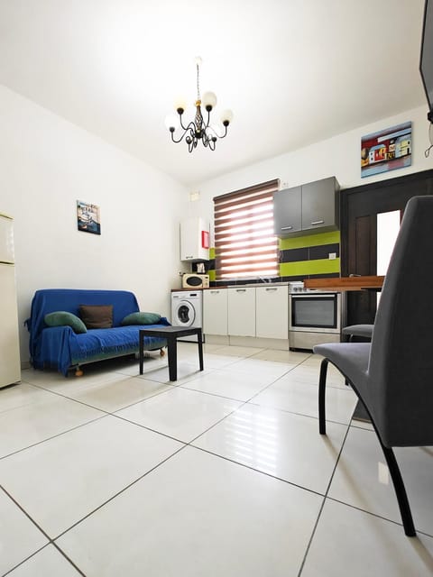 TV and multimedia, Coffee/tea facilities, Kitchen or kitchenette, Living room, Seating area, Dining area, oven, washing machine