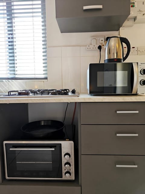 Coffee/tea facilities, Kitchen or kitchenette, oven, stove